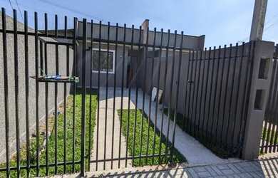 Imagem: A casa possui 2 Dormitórios, 1 Banheiro, 1 Vaga na garagem