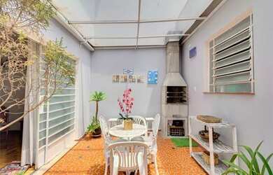 Imagem: A casa possui 3 Dormitórios, 4 Banheiros, 4 Vagas na garagem