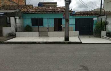 Imagem: A casa possui 3 Dormitórios, 3 Banheiros, 5 Vagas na garagem