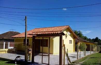 Imagem: A casa possui 4 Dormitórios, 2 Banheiros, 4 Vagas na garagem