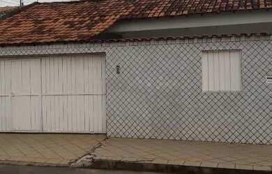 Imagem: A casa possui 3 Dormitórios, 2 Banheiros, 2 Vagas na garagem