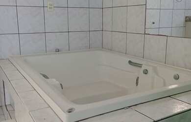 Imagem: A casa possui 5 Dormitórios, 3 Banheiros, 2 Vagas na garagem