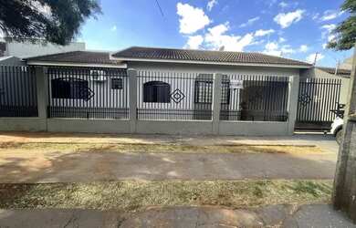 Imagem: A casa possui 4 Dormitórios, 3 Banheiros, 3 Vagas na garagem