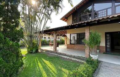 Imagem: A casa em condomínio possui 5 Dormitórios, 3 Banheiros, 4