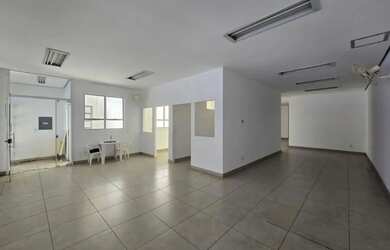 Imagem: O depósito possui 5 Vagas na garagem, 690m² de Área e está