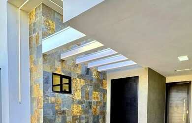 Imagem: A casa possui 3 Dormitórios, 2 Banheiros, 2 Vagas na garagem