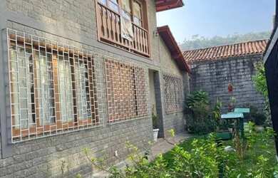 Imagem: A casa possui 5 Dormitórios, 5 Banheiros, 4 Vagas na garagem