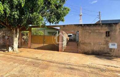 Imagem: A casa possui 2 Dormitórios, 1 Banheiro, 1 Vaga na garagem