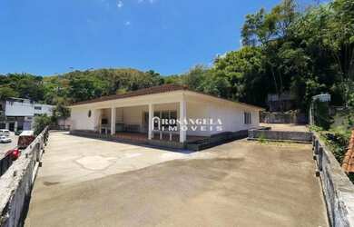 Imagem: A casa possui 4 Dormitórios, 3 Banheiros, 294m² de Área