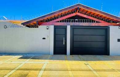 Imagem: A casa possui 2 Dormitórios, 2 Banheiros, 2 Vagas na garagem