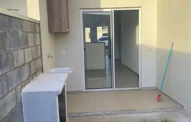 Imagem: A casa em condomínio possui 3 Dormitórios, 2 Banheiros, 2