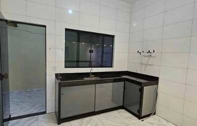 Imagem: A casa possui 3 Dormitórios, 2 Banheiros, 2 Vagas na garagem