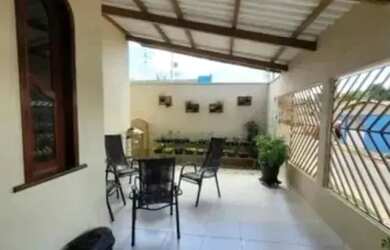 Imagem: A casa possui 2 Dormitórios, 1 Banheiro, 1 Vaga na garagem