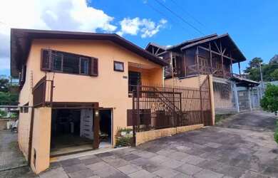 Imagem: A casa possui 3 Dormitórios, 2 Banheiros, 2 Vagas na garagem