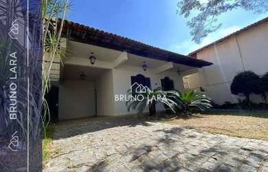 Imagem: A casa possui 3 Dormitórios, 3 Banheiros, 2 Vagas na garagem