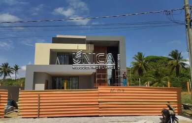 Imagem: A casa em condomínio possui 4 Dormitórios, 1 Banheiro, 2 Vagas