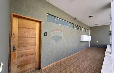 Imagem: O depósito possui 5 Vagas na garagem e 329m² de Área e está