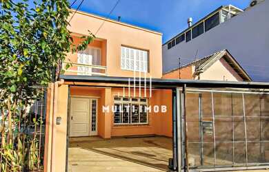 Imagem: A casa possui 4 Dormitórios, 3 Banheiros, 2 Vagas na garagem