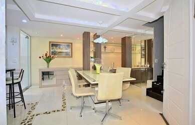 Imagem: A casa possui 3 Dormitórios, 4 Banheiros, 3 Vagas na garagem