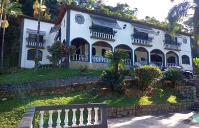 Imagem: A casa possui 5 Dormitórios, 5 Banheiros, 4 Vagas na garagem