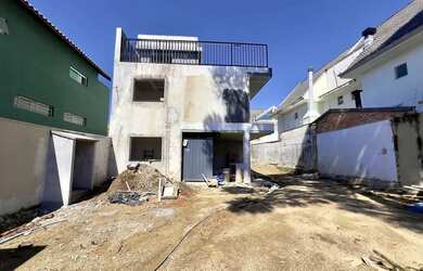 Imagem: A casa possui 4 Dormitórios, 3 Banheiros, 2 Vagas na garagem