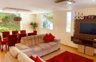 Imagem: A casa possui 3 Dormitórios, 2 Banheiros, 4 Vagas na garagem