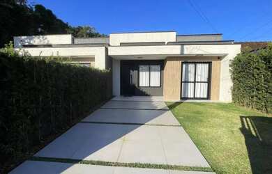 Imagem: A casa possui 3 Dormitórios, 3 Banheiros, 2 Vagas na garagem