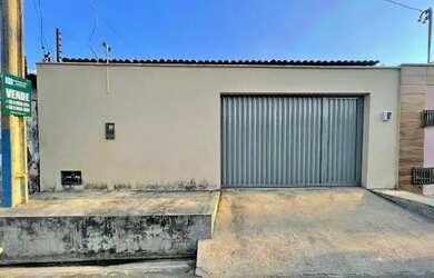 Imagem: A casa possui 2 Dormitórios, 1 Banheiro, 2 Vagas na garagem