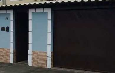 Imagem: A casa possui 2 Dormitórios, 2 Banheiros, 2 Vagas na garagem