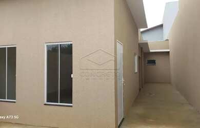 Imagem: A casa possui 2 Dormitórios, 2 Banheiros, 2 Vagas na garagem