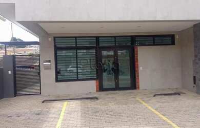 Imagem: O depósito possui 3 Vagas na garagem, 215m² de Área e está