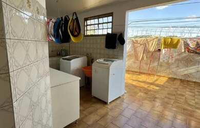 Imagem: A casa possui 3 Dormitórios, 1 Banheiro, 2 Vagas na garagem