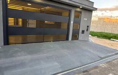 Imagem: A casa possui 3 Dormitórios, 2 Banheiros, 2 Vagas na garagem