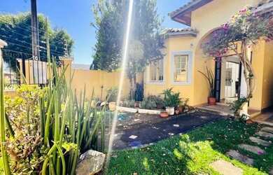 Imagem: A casa possui 3 Dormitórios, 4 Banheiros, 4 Vagas na garagem