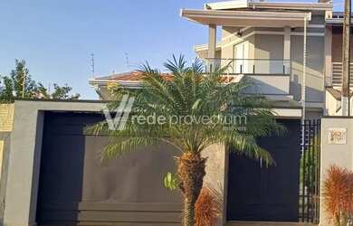 Imagem: A casa possui 3 Dormitórios, 3 Banheiros, 2 Vagas na garagem