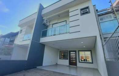 Imagem: A casa possui 3 Dormitórios, 3 Banheiros e 250m² de Área