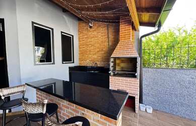 Imagem: A casa possui 3 Dormitórios, 1 Banheiro, 2 Vagas na garagem