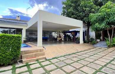 Imagem: A casa possui 5 Dormitórios, 5 Banheiros, 4 Vagas na garagem