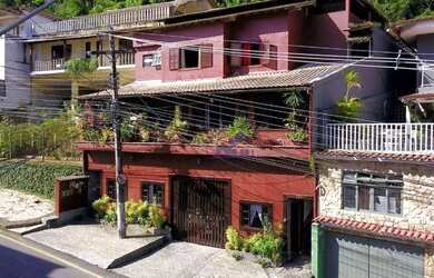 Imagem: A casa possui 5 Dormitórios, 2 Banheiros, 1 Vaga na garagem