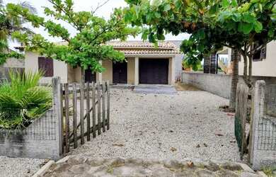Imagem: A casa possui 4 Dormitórios, 1 Banheiro, 1 Vaga na garagem