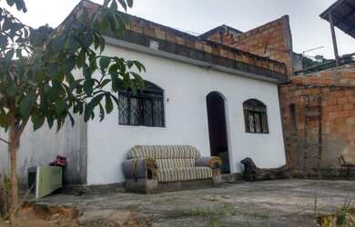 Imagem: A casa possui 2 Dormitórios, 2 Banheiros, 2 Vagas na garagem