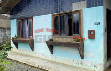 Imagem: A casa possui 3 Dormitórios, 1 Banheiro e 1 Vaga na garagem