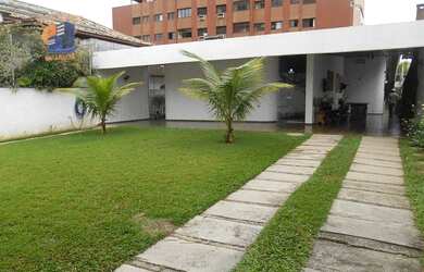 Imagem: A casa possui 4 Dormitórios, 5 Banheiros, 4 Vagas na garagem