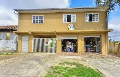 Imagem: A casa possui 4 Dormitórios, 2 Banheiros, 5 Vagas na garagem