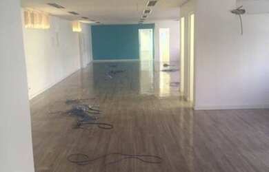 Imagem: O depósito possui 5 Vagas na garagem, 280m² de Área e está