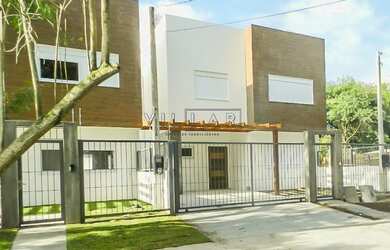 Imagem: A casa possui 3 Dormitórios, 1 Banheiro, 2 Vagas na garagem