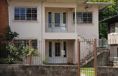 Imagem: A casa possui 3 Dormitórios, 1 Banheiro, 1 Vaga na garagem