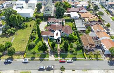 Imagem: A casa possui 5 Dormitórios, 5 Banheiros, 5 Vagas na garagem