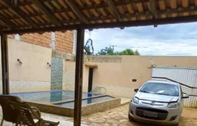 Imagem: A casa possui 2 Dormitórios, 3 Banheiros, 4 Vagas na garagem