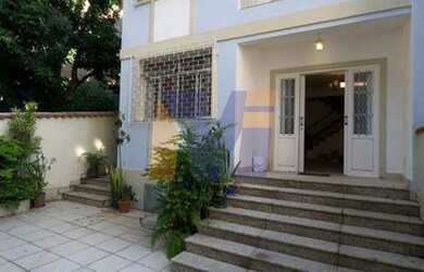 Imagem: A casa à venda possui 5 Dormitórios, 3 Banheiros, 1 Vaga na